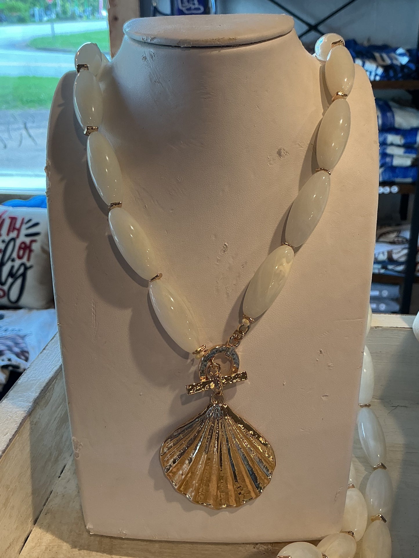 Sea shell and oval jewel necklace