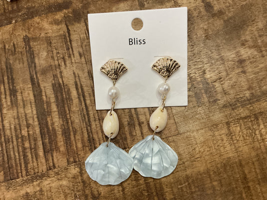 Pearl and shell earring